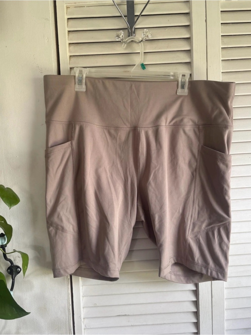 Velocity Women's Pocket Bike Shorts in Mauve Taupe